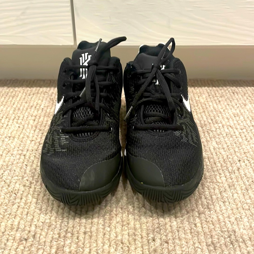 Nike Kyrie Flytrap Basketball Shoes. Great Condition!